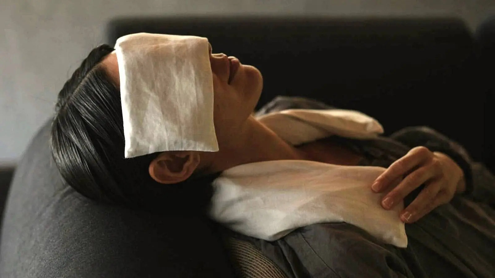 여성전용 출장마사지 방문 케어 후 편안히 휴식하는 여성 고객